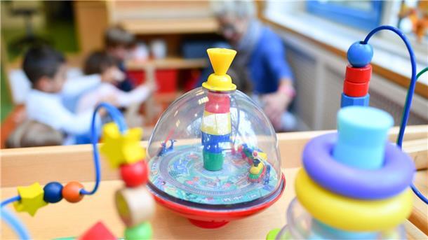 Studie: Kommunen geben jeden dritten Euro für Soziales aus Kinderbetreuung und Soziales statt Straßenbau - die Ausgaben der Kommunen haben sich laut einer Studie deutlich verschoben. (Illustration)