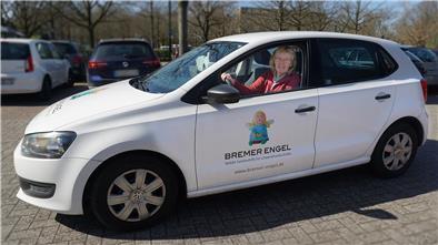 Kinderkrankenschwester Beate Tinnemeyer von den Bremer Engeln fährt zu schwer kranken Kindern, die nach einem Aufenthalt in der Bremer Kinderklinik noch Unterstützung brauchen. Bald gibt es auch in Bremerhaven zwei Engelsschwestern.