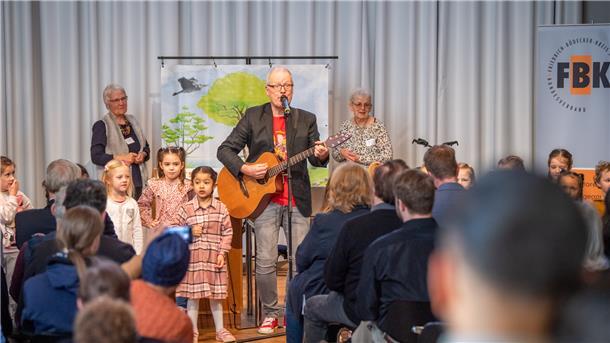Kinder singen bei Friedrich-Bödecker-Kreis