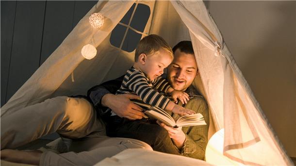Kindern Geschichten vorzulesen ist wichtig und macht Spaß, nicht nur den Kindern. 