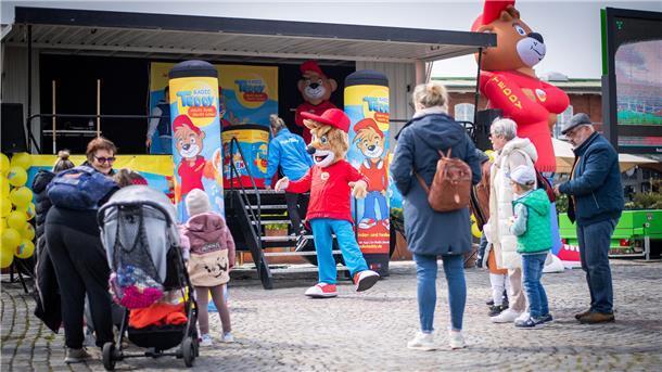 Hi, Fisch! Bilder der Fischparty im Fischereihafen Bremerhaven (mit Sonntag) KInderspaß mit Radio Teddy.