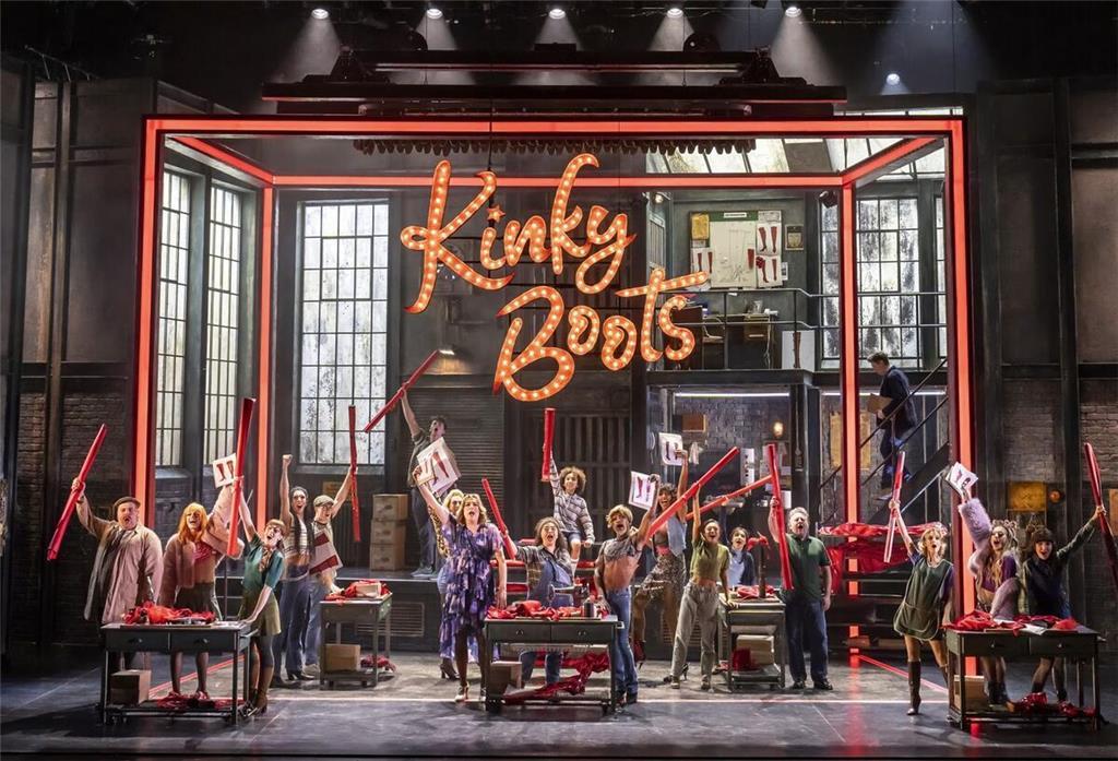 Musical „Kinky Boots“: „Mehr Respekt, mehr Menschlichkeit“ „Kinky Boots“ erzählt die Geschichte von Charlie Price, der die angeschlagene Schuhfabrik seines toten Vaters erbt.