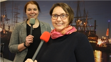 Dörte Behrmann (links) und Kira Grüning im Podcast-Studio.