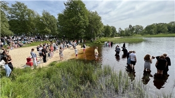 Ein Tauffest fand am Pfingstsonntag am Wehdeler Silbersee statt. Rund 350 Besucher waren dabei. 