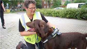 Kirsten Cadow mit ihrem ausgebildeten Suchhund Knud, der bei der Suche nach dem sechsjährigen Arian im Einsatz war.