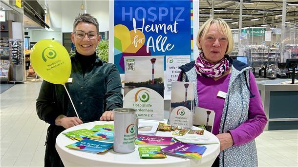 Bild von Kirsten Malle und Karin Miosga von der Hospizhilfe Nordenham an einem Infotisch im E-Center Nordenham