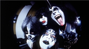 Kiss machte mit wildem Make-up, spektakulären Kostümen und theatralischen Live-Shows Furore. (Archivbild)