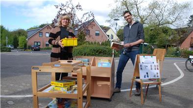Kita to go: Bücher und Spiele stehen auch in Drangstedt zum Abholen bereit. Iris Dittmann, zuständige Fachbereichsleiterin bei der Stadt Geestland, und Kitaleiter Daniel Altenbeck freuen sich auf die jungen Nutzer.