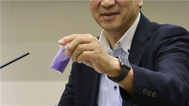 Kitagawa, Professor an der Universität Kyoto, hier mit einer Probe eines von ihm entwickelten porösen Materials. 