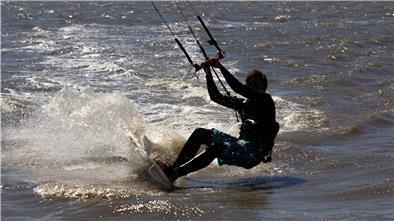 Kitesurfen ist eine Trendsportart, die auch an der Nordseeküste im Cuxland rund ums Jahr sehr beliebt ist.