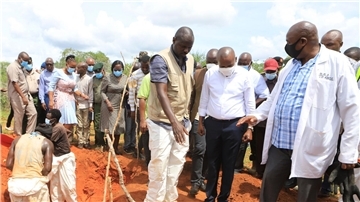 Kithure Kindiki (M), Innenminister von Kenia, inspiziert Gräber in einem Waldgebiet im Süden des Landes, in denen Opfer der „Hungersekte“ begraben sind (April 2023).