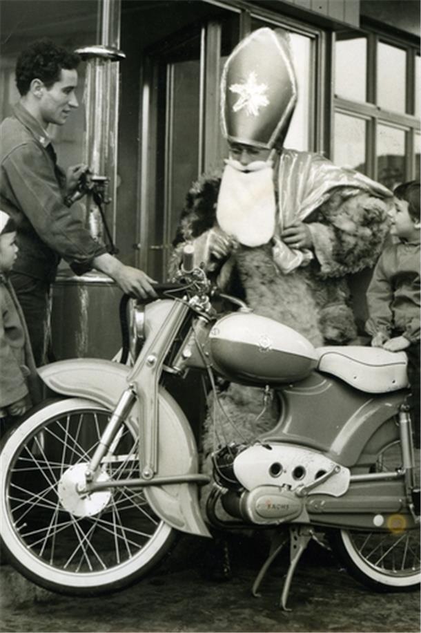 So freute sich Nordenham in den 1950ern auf den Weihnachtsmann Klar, bei der Geschenkeverteilung muss es schnell gehen. Da half 1960 ein schickes Moped.