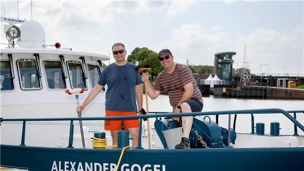 Putzen und Hämmern für die Sail: Bremerhaven baut das Festgelände auf Zwei Männer an Bord eines Schiffs.