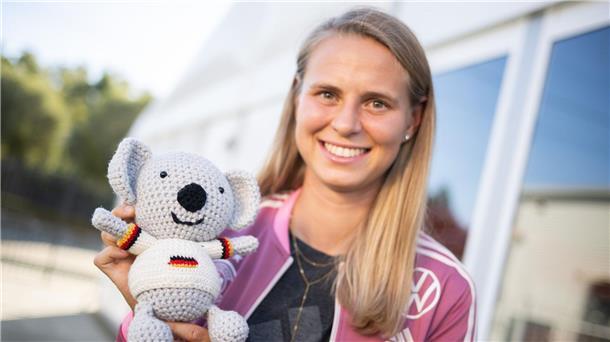 Klara Bühl hat vor den letzten beiden Turnieren ein Maskottchen für das Nationalteam gehäkelt.