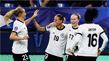 DFB-Frauen „unheimlich stolz“ nach Finaleinzug Klara Bühl (Nr. 19) freut sich über ihr Tor zum 2:1
