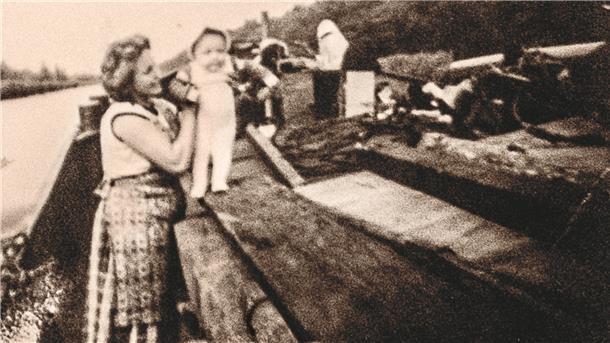 Klara Meiners als junge Frau mit ihrem Baby.