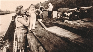 Klara Meiners als junge Frau mit ihrem Baby.