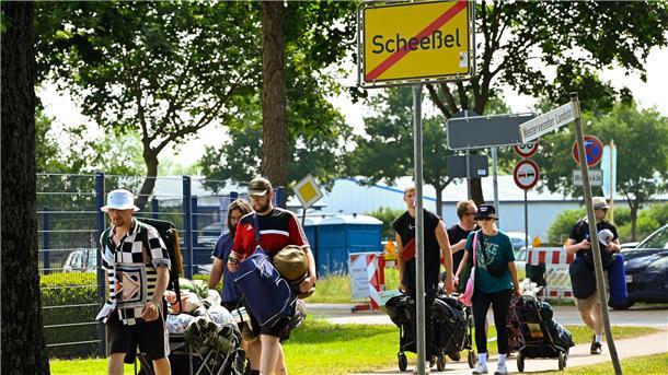Klare Absage für die Band Kneecap in Scheeßel: Festivalbesucher werden das irische Trio nicht mehr auf der Bühne am Eichenring sehen. Knapp 80.000 Menschen werden hier im Juni wieder zusammen feiern.
