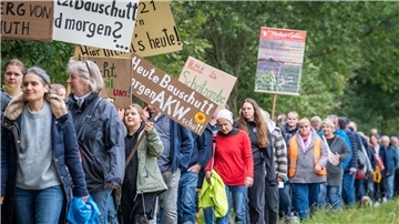 Demonstrationszug von Aktivisten, Bürgern und Gemeindevertretern aus Hagen gegen die geplante Errichtung der Bauschuttdeponie am Weißenberg in Driftsethe. 