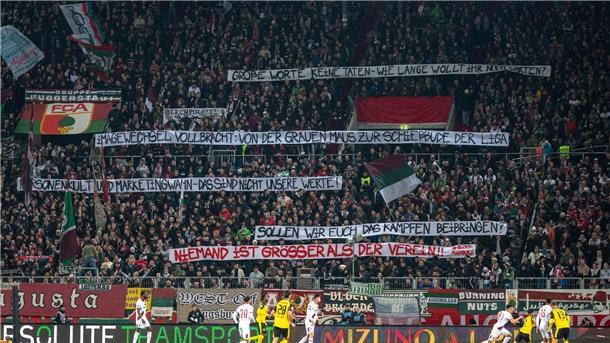 Dortmunder Arbeitssieg nach Augsburger Torgeschenk Klartext der Fans auf Plakaten gegen den neuen FCA-Kurs der Vereinsführung mit dem unerfahrenen Trainer Sandro Wagner.