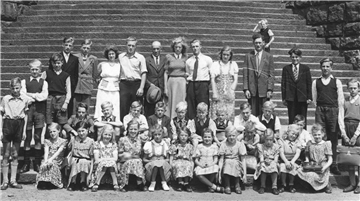 Klassenfahrt der Oldendorfer Schulkinder nach dem Krieg zur Porta Westfalica. In der Mitte der hinteren Reihe mit Hut in der Hand Lehrer Willy von Deylen umringt von seinen Schülern. Links von ihm der älteste Sohn Rolf. Rechts neben ihm seine Tochter Adda mit ihrem Freund Gustav Lange. Rechts daneben seine zweite Tochter Frigga. Die jüngste Tochter von Deylen, Inge, geboren in Oldendorf, sitzt in der vorderen Reihe als Vierte von links.