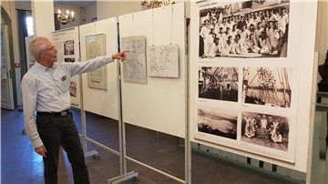Klaus Gawelczyk, der Zweite Vorsitzende des Museumsvereins, erläutert die Ausstellung zur "Schulschiff Deutschland".