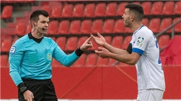 Klaus Gjasula hadert mit den Leistungen der Schiedsrichter in der 3. Fußball-Liga.