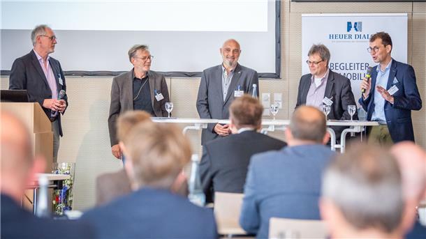 Klaus Grosfeld vom Alfred-Wegener-Institut, Thünen-Chef Gerd Kraus, Hochschulrektor Alexis Papathanassis und Jan Wenske vom Fraunhofer-Institut in der Diskussion mit NZ-Chefredakteur Christoph Linne.