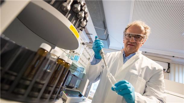 Lüneburger Wissenschaftler will Autoteile besser recyceln Klaus Kümmerer, Professor, arbeitet in einem Labor an der Leuphana Universität Lüneburg.