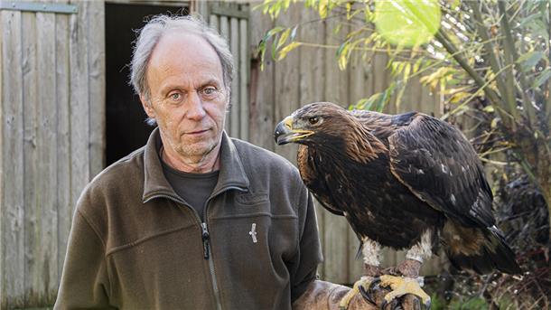 Mann mit Adler