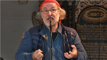 Klaus Peter Wolf hatte mit der Vorstellung seines neuen Krimis „Ostfriesengier“ in der Wremer Kirche wieder ein Heimspiel.