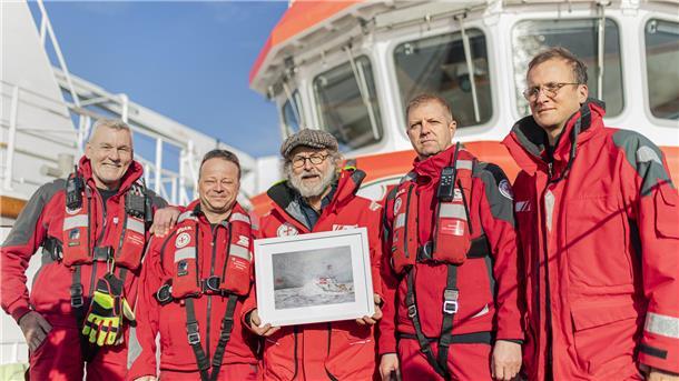 Kopfüber ins Wasser: Bekannter Krimiautor wirbt für die Arbeit der Seenotretter Klaus-Peter Wolf ist stolz auf die Seenotretter - und auf sein Ehrenamt als DGzRS-Botschafter.