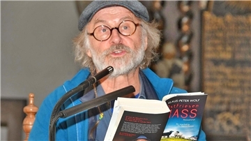 Das Foto zeigt den Autor Klaus-Peter Wolf, der in der Wremer Kirche aus seinem neuen Buch vorliest.