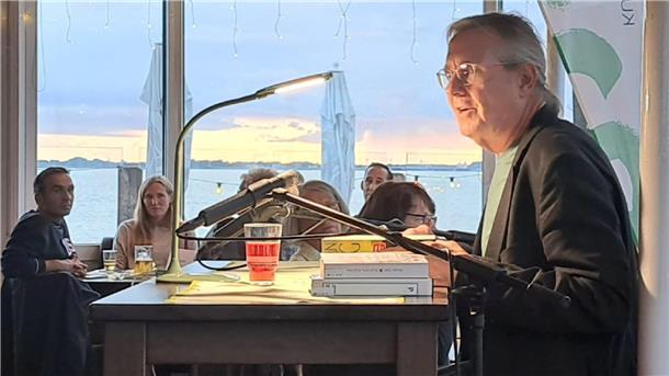 Wohliges Gruseln auf Butjadinger Deich mit Stephen King und Roald Dahl Mann mit Büchern an einem Tisch.