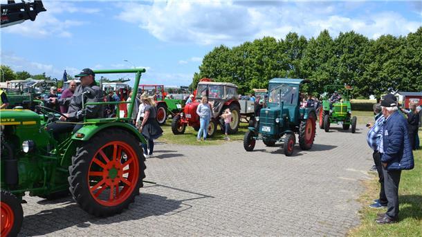 500 historische Gefährte lassen die Herzen von Oldtimerfans aufgehen Klein, laut und langsam - viele Treckermarken, die bei der Oldtimerschau zu sehen waren, sind lange vom Feld verschwunden.