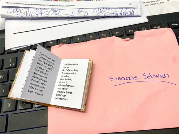 Überraschung im Büro: Ein Minibüchlein am Arbeitsplatz mit Kaleko-Gedicht. Foto Schwan