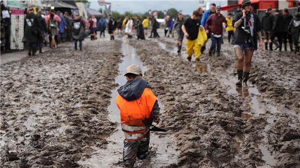 Nach Einlassstopp beim Wacken: Viele Fans müssen verärgert die Heimreise antreten Kleine und große Heavy-Metal-Fans versinken beim Wacken im Matsch.