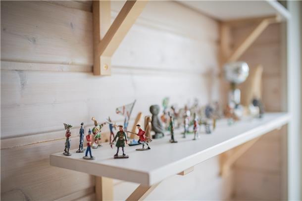 Kleine Zinnfiguren ihres Sohnes bewahrt Elke Nellessen im zweiten Stock auf eine...