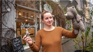 Kleiner Laden (Hase) trifft auf großen Abmahnverband (Nashorn): Der „Glückswinkel“ von Fiona Brinker (Foto) und Annemarie Brink in der Alten Bürger sieht sich einer Forderung im vierstelligen Bereich gegenüber.