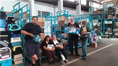Kleines Team mit großer Aktion: In der Lagerhalle am Bremerhavener Lipperkamp sammelt die Initiative „Bremerhaven und Umzu hilft Hochwasseropfern“ noch Hilfsgüter für Ahrweile.