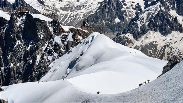 Kletterer auf dem Weg zum Montblanc an der französisch-italienischen Grenze. (Archivbild)