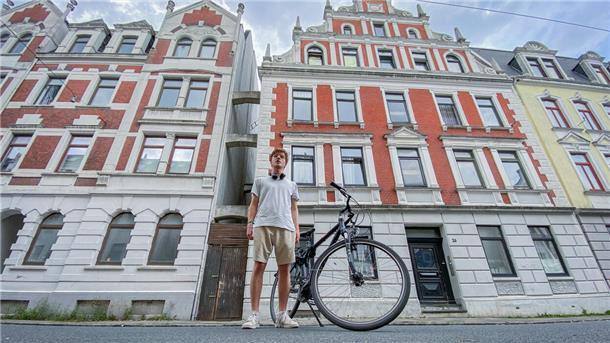 Klimaaktivist Kolya Strauss Suhr: Der Sommer soll auch in Zukunft im dritten Stock im Goethe-Quartier noch zu ertragen sein.  Foto: Hartmann
