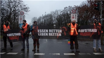 Klimaaktivisten der Gruppe Letzte Generation blockieren in Berlin eine Zufahrt zur Stadtautobahn.