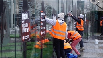 Klimaaktivisten der „Letzten Generation“ beschmieren die gläserne Grundgesetz-Skulptur im Regierungsviertel und kleben Plakate darauf.