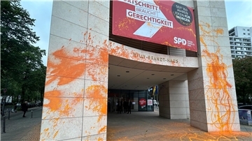 Klimaaktivisten haben die SPD-Zentrale in Berlin mit Farbe beschmiert.