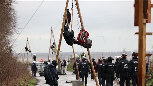 Klimaaktivisten hängen in sogenannten Tripods im besetzten Braunkohleort Lützerath.