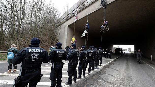 Verbliebene Aktivisten verlassen Tunnel unter Lützerath Klimaaktivisten in Rollstühlen haben sich von einer Autobahnbrücke der A44 in der Nähe von Lützerath abgeseilt. Die Brücke liegt ungefähr vier Kilometer Luftlinie vom Braunkohleort entfernt.