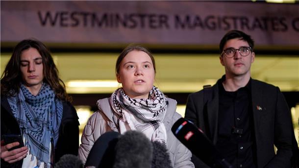 Klimaaktivistin Greta Thunberg spricht vor dem Westminster Magistrates Court zu den Medien.