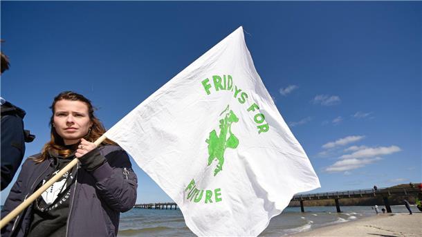 Klimaaktivistin Luisa Neubauer demonstriert auf der Insel Rügen gegen die geplante LNG-Anlage.