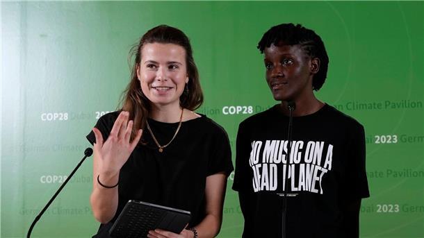 John Kerry: „Emissionen töten Menschen - schon heute“ Klimaaktivistin Luisa Neubauer (l.) und Vanessa Nakate aus Uganda auf dem UN-Klimagipfel COP28.